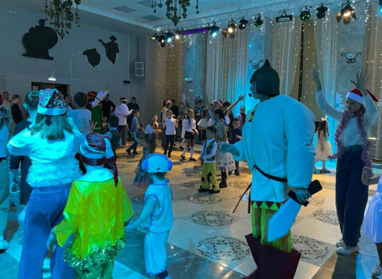    В Орске прошел утренник для детей, чьи отцы участвуют в специальной военной операции Елена Шкатова