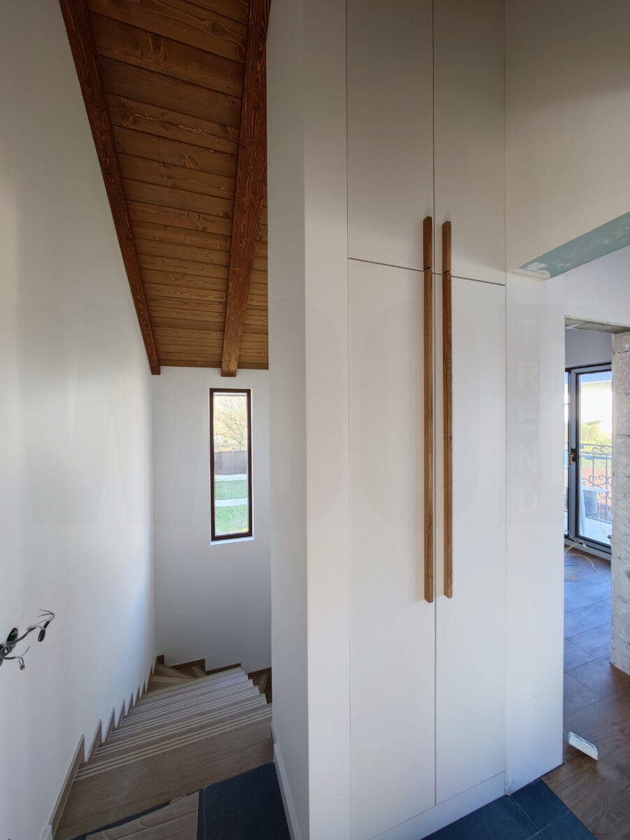 Деревянный потолок + деревянные ручки