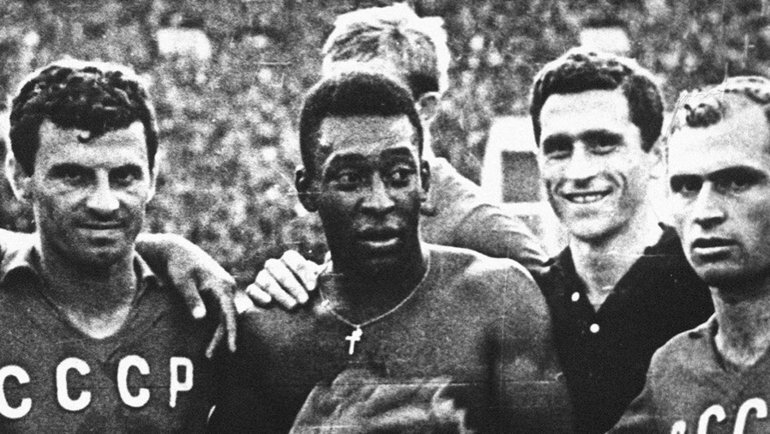    Пеле в окружении игроков СССР.
