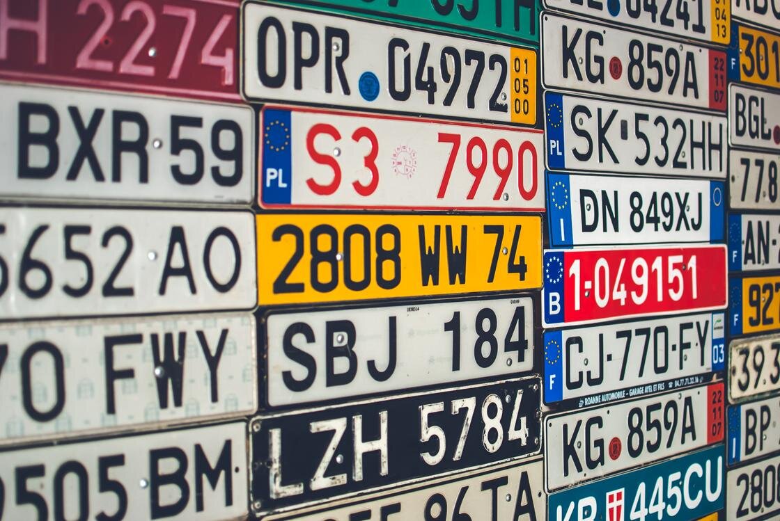    Номерные знаки висят на стенке:yurii_zym/Getty Images