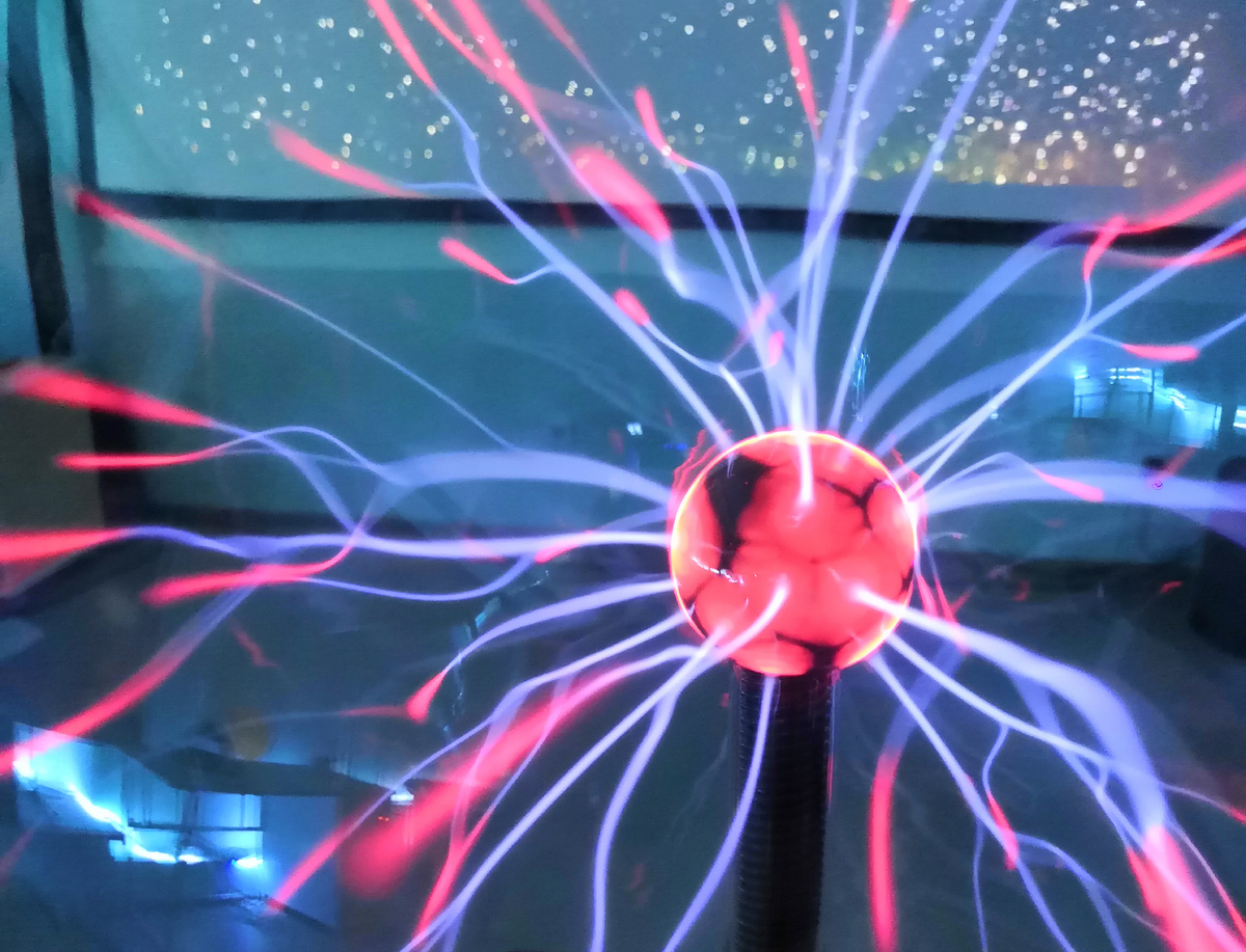 На фото экспонат музея науки - плазменный шар, всегда у детей вызывает бурю эмоций