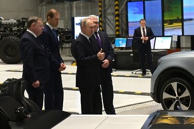    Президент РФ Владимир Путин во время посещения АО "Северо-западный региональный центр концерна ВКО "Алмаз-Антей" - Обуховский завод ©Алексей Даничев РИА Новости