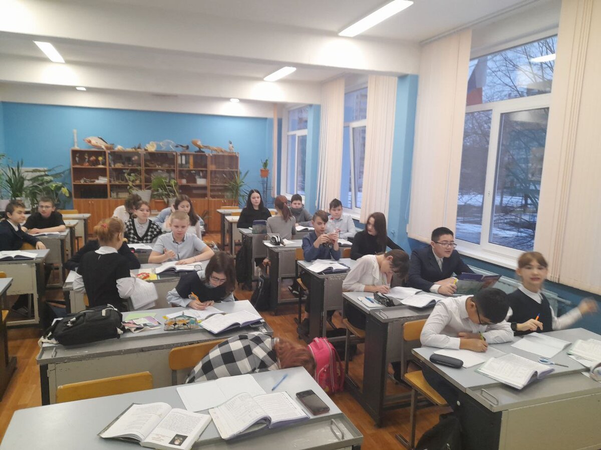 Это урок в школе. Часть детей работает, но большинство умеет только качать права, что не давали согласия на съёмку. Примитивные существа без перспективы.