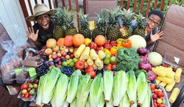 Девонте (слева) и его 6рат Иеремия позируют с едой. При этом по данным следствия приемные родители наказывали детей голодом. Источник фото Facebook