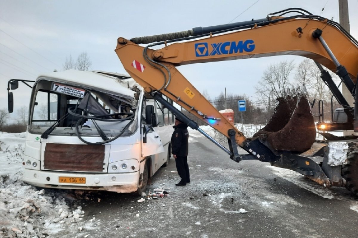    Водитель экскаватора въехал в пассажирский автобус в Нижнем Тагиле