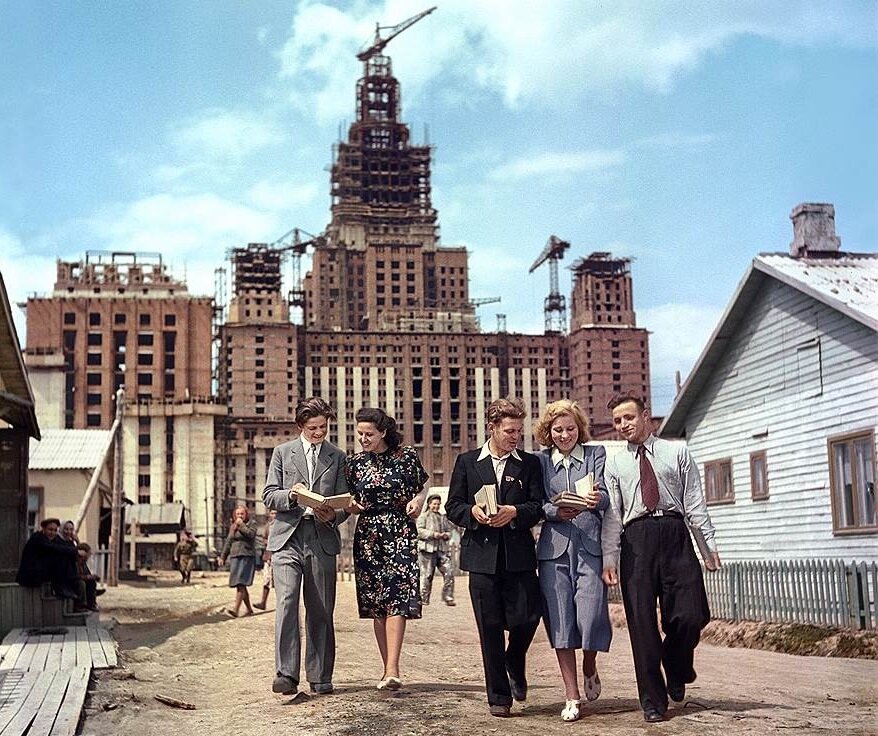 Студенты-строители у здания МГУ, 1949 г.