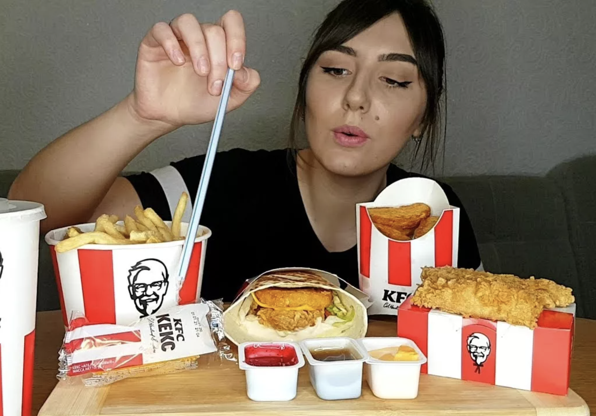 Kfc ланчи. МУКБАНГ КФС. Ланчбаскеты КФС. Ланч бокс 200 КФС. KFC ланч Баскет.