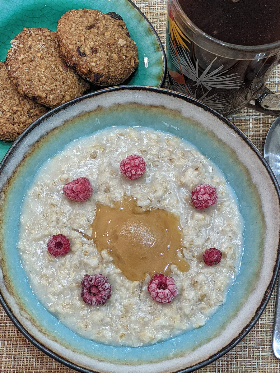 Овсяная каша с мёдом и малиной, овсяное печенье, кофе