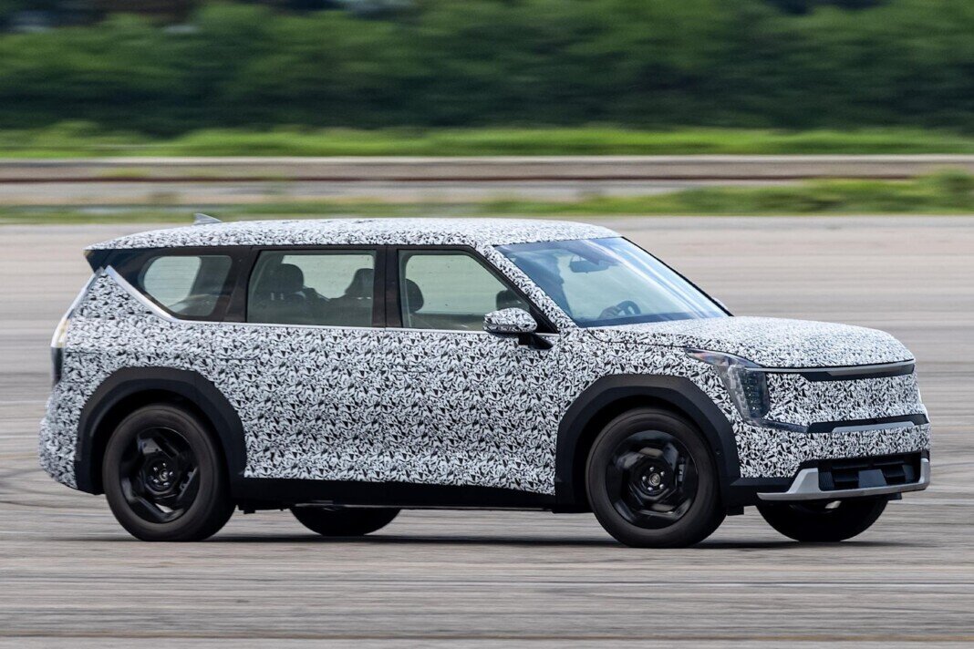 Официальное фото тестового прототипа KIA EV9