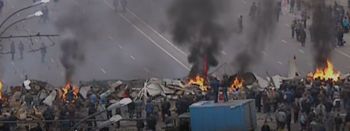 Баррикады в Москве 1993 года. Такую картину вновь хотели бы увидеть многие западные деятели. Не судьба.