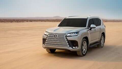Lexus LX — это большой, современный, полноразмерный роскошный внедорожник, который не пожертвовал своей внедорожной прочностью. Основанный на новом Toyota Land Cruiser , который больше не предлагается в Северной Америке, LX600 оснащен 409-сильным двигателем V-6 с двойным турбонаддувом, 10-ступенчатой ​​автоматической коробкой передач и полным приводом. Соперники, такие как BMW X7 и Cadillac Escalade , предлагают более грандиозные впечатления с более удобным для взрослых третьим рядом, но у LX600 есть и другие достоинства. Вместо холодного и корпоративного, он создан для людей, которые не возражают против попадания песка между пальцами ног. LX600 — воплощение скольжения, с плавным ходом, регулируемой пневматической подвеской и удобными сиденьями. Но его прочная конструкция кузова на раме и ДНК Land Cruiser делают его роскошным внедорожником, который с радостью проедет по грязи.