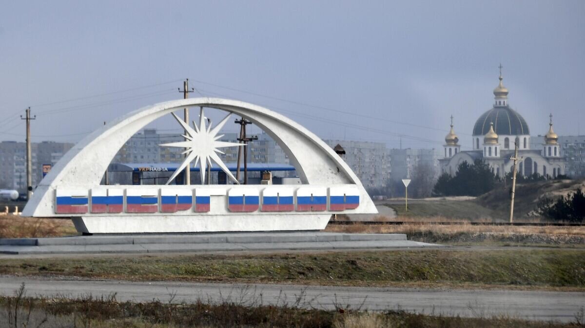    Стела с названием города в Энергодаре.© РИА Новости / Евгений Биятов