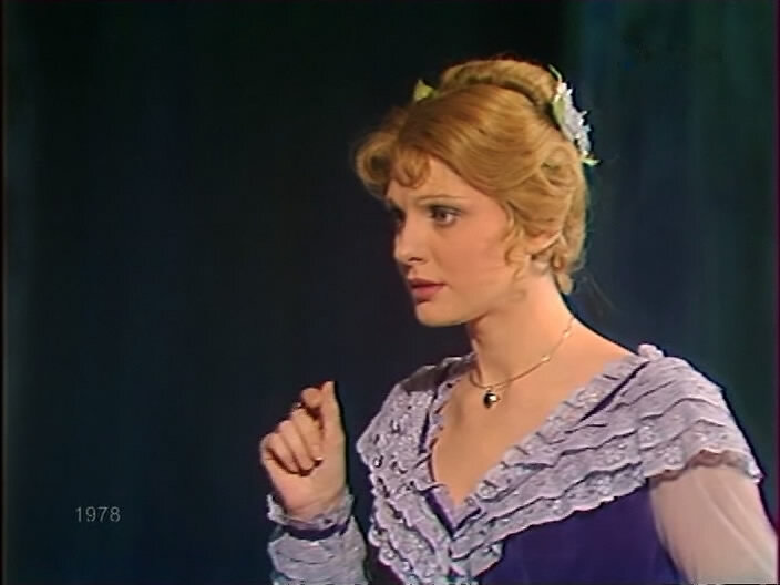 Елена Ивочкина в спектакле "Лето в Ноане" источник: kino-teatr.ru