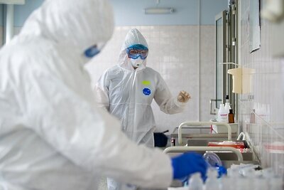    Врач в защитном спецкостюме в коронавирусном стационаре на базе ГКБ № 31 в Москве ©Денис Гришкин Пресс-служба мэра и правительства Москвы