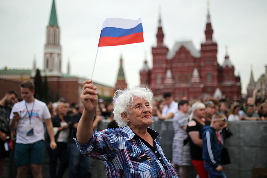 Одну из основных потребностей людей можно описать как желание гордиться своей страной. Фото: Сергей Бобылев/ТАСС