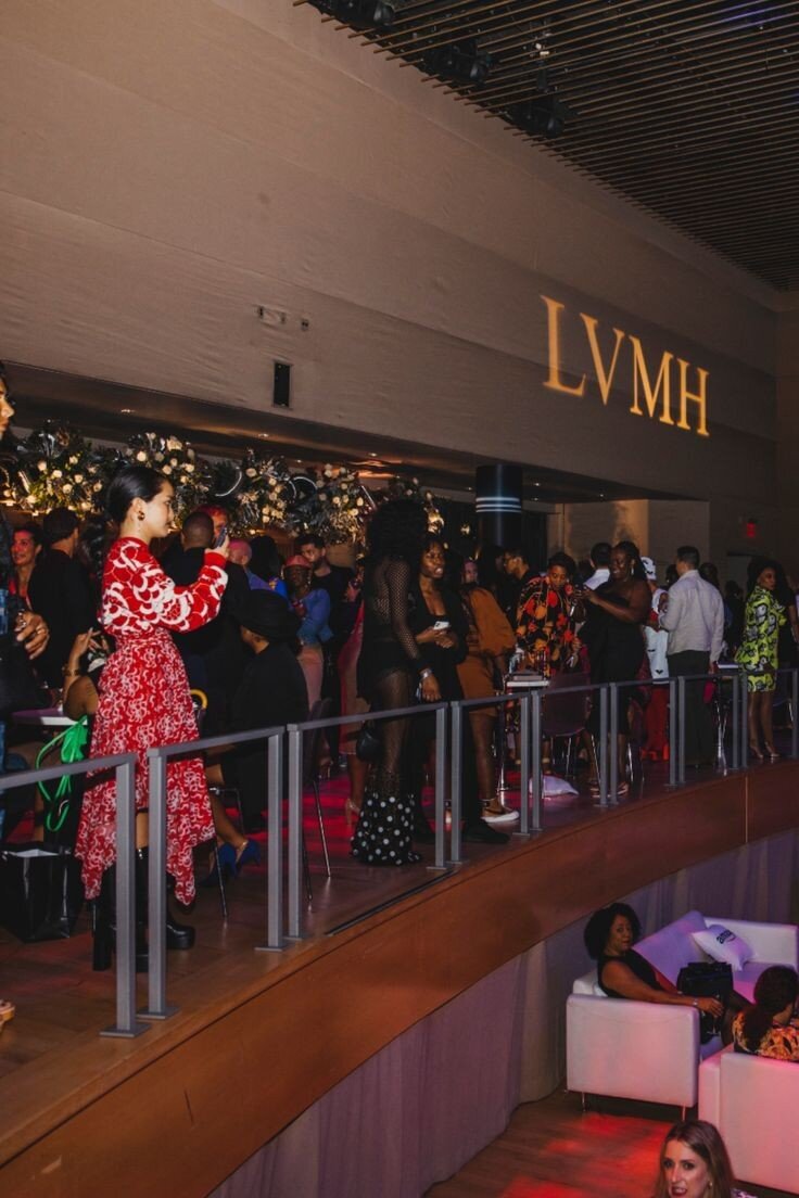 Крупнейшим модным конгломератом на данный момент является LVMH. Из всемирно известных компаний ему принадлежат: Christian Dior, Louis Vuitton, Givenchy, Guerlain, Moët & Chandon, Hennessy, Chaumet. А его основатель – Бернар Арно, регулярно входит в пятёрку богатейших людей мира.