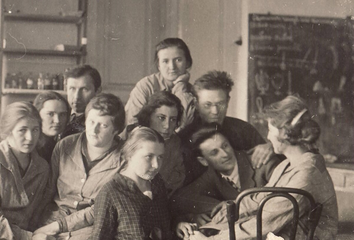 1929 г., перерыв лекции по энтомологии. Фрося вторая слева