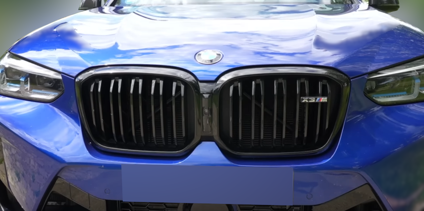 Маркировка модели на передней решетке радиатора.