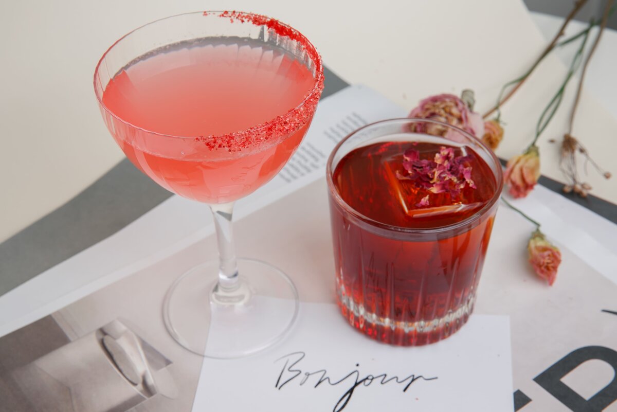 В кафе "Публика" с 1 февраля можно заказать коктейль-валентинку для другого человека: негрони или легкий напиток с игристым. В День святого Валентина получателя пригласят на напиток. Отличная идея для тех, кто стесняется говорить о своих чувствах.
