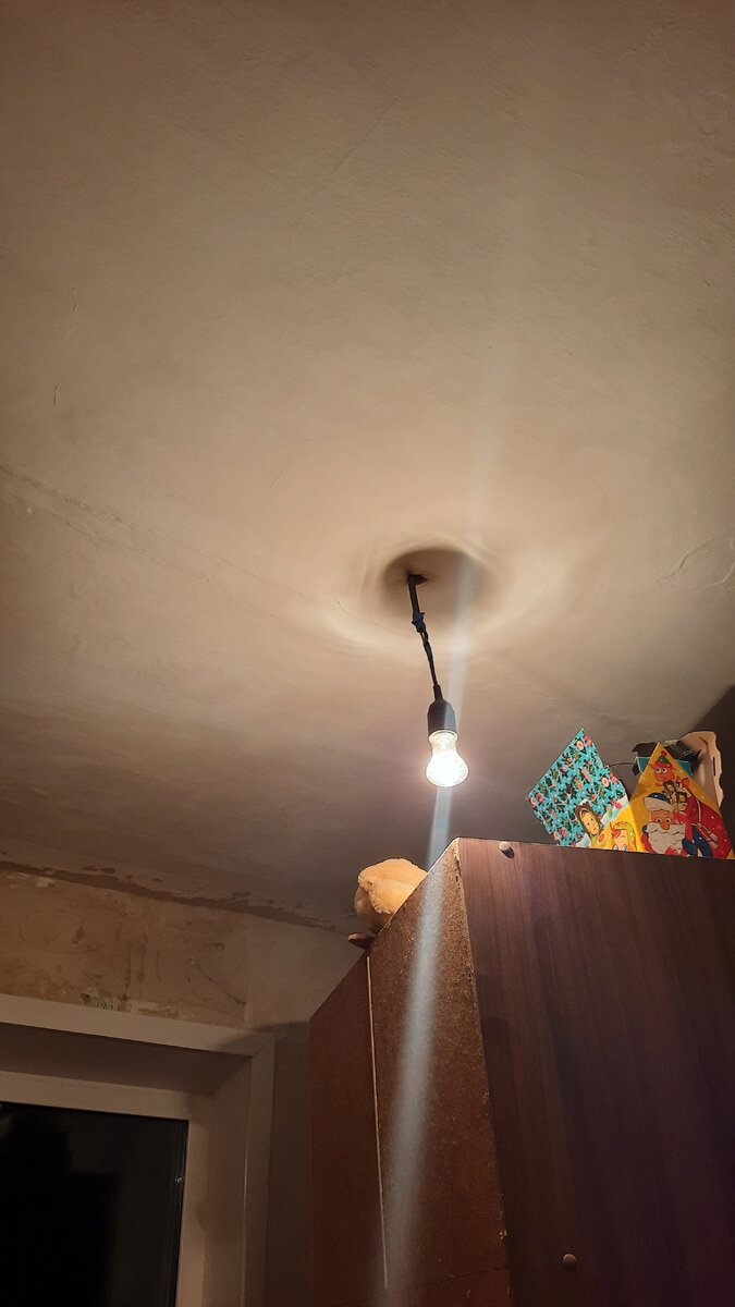 Сделал пока времянку, когда потолок покрашу- повесит люстру 