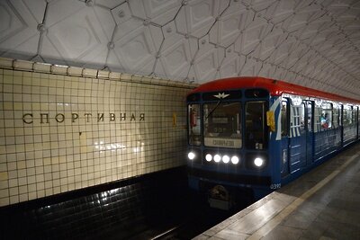    Поезд на станции метро "Спортивная" в Москве ©Евгений Одиноков РИА Новости