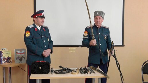 В преддверии Дня защитника Отечества представители Радужнинского хуторского казачьего общества посетили детскую библиотеку.