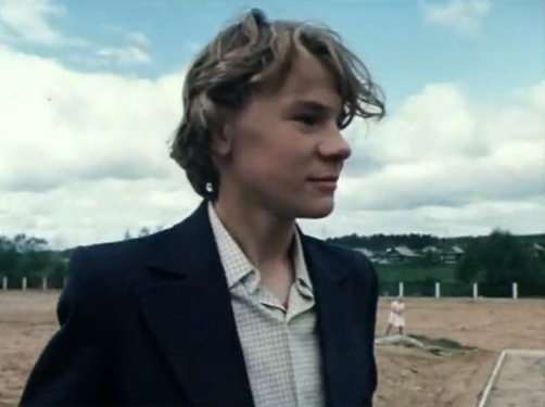  Он завоевал сердца зрителей, когда в девять лет сыграл Гекльберри Финна в детском фильме про Тома Сойера. И попал он в этот фильм не по блату. А благодаря бабушке, которая отвела внука на кинопробы.-9