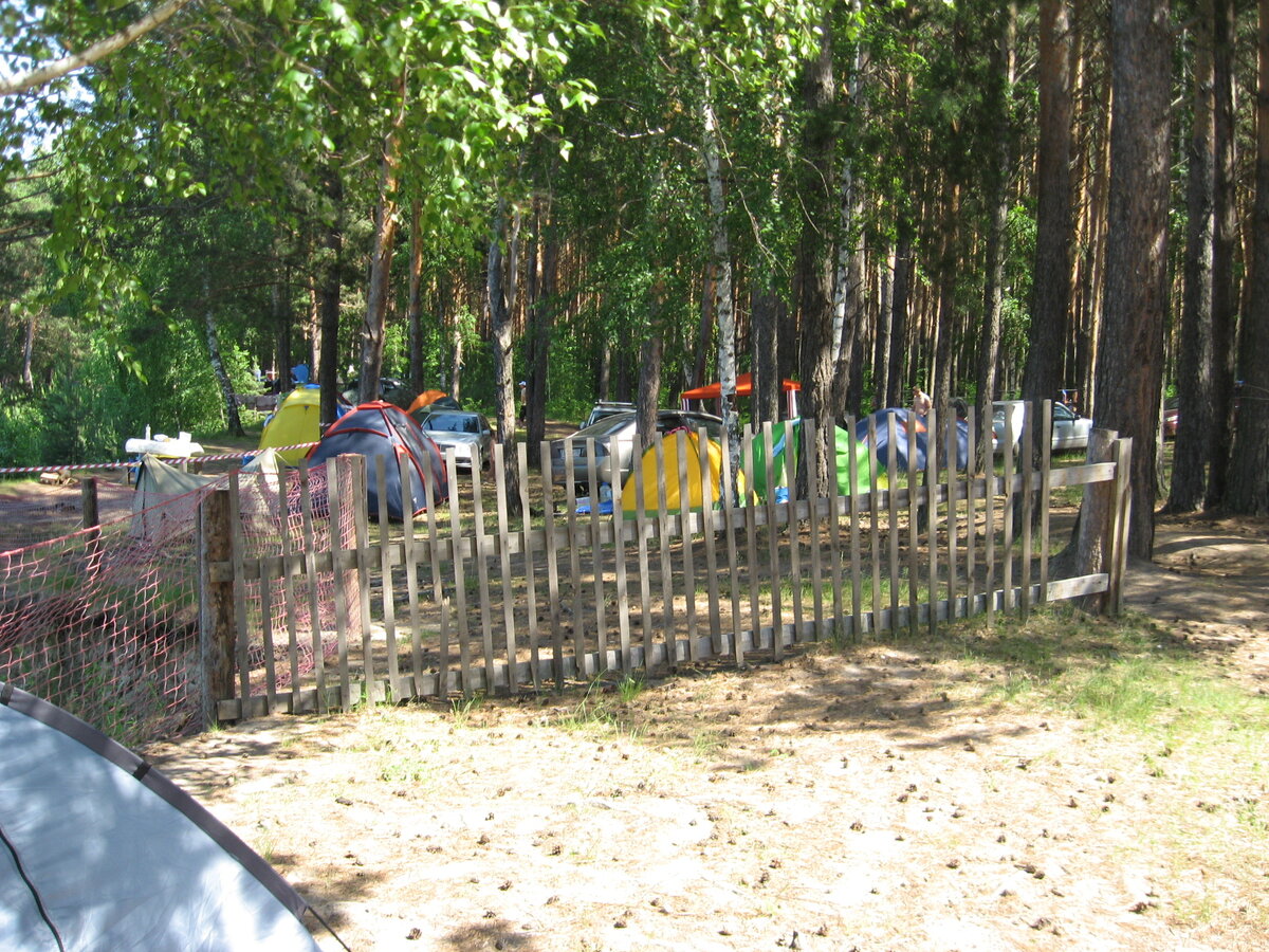 Палаточный городок туристов рядом с деревней