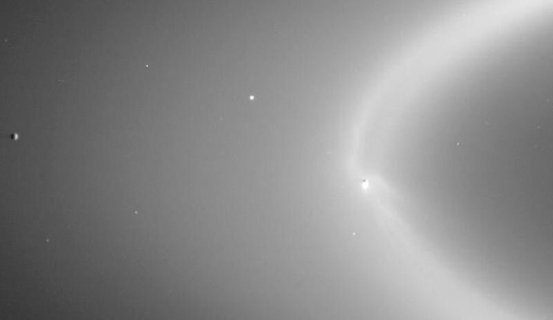    Энцелад в кольце E Сатурна. Источник изображения: NASA/JPL/Space Science Institute)