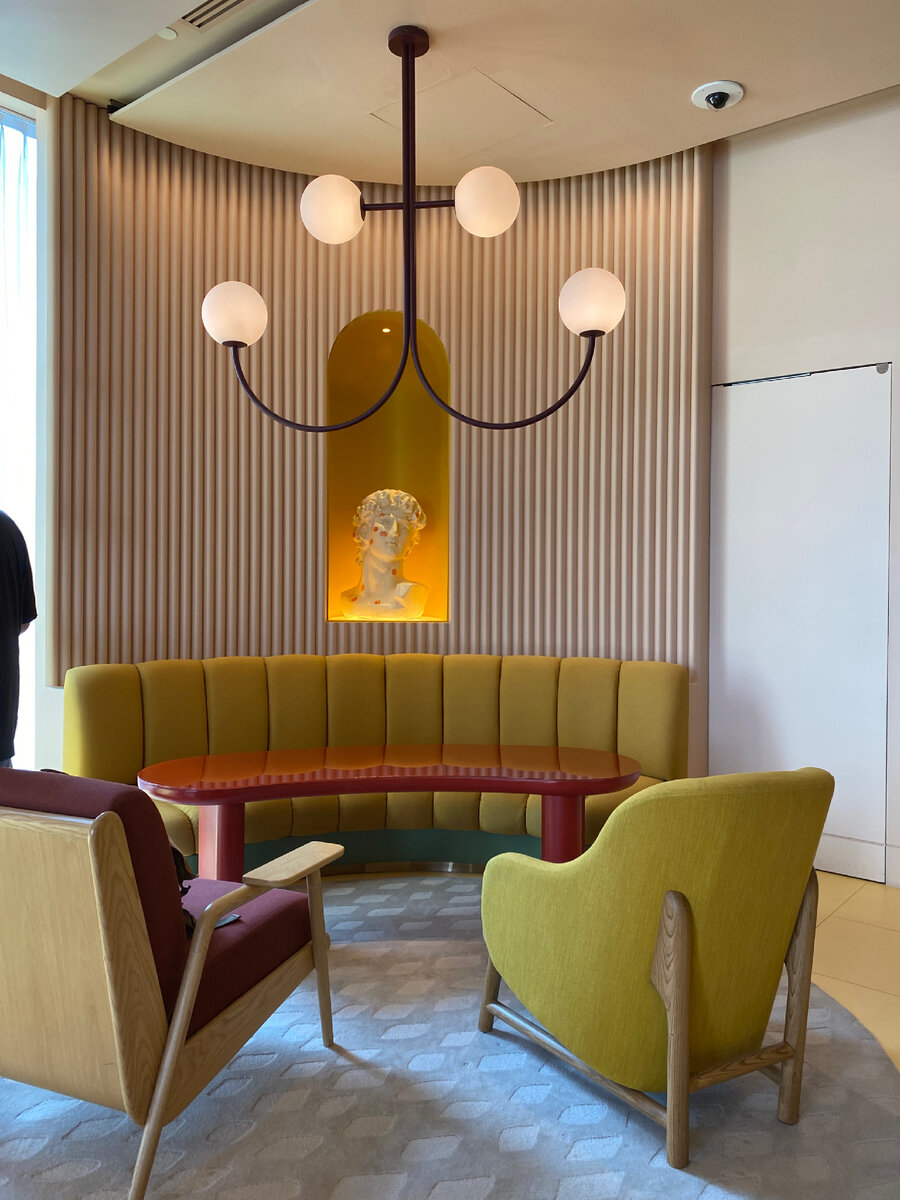 В поездках я тоже очень тщательно подхожу к вопросам проживания и окружающей эстетики, стараясь выбирать концептуальные пространства 