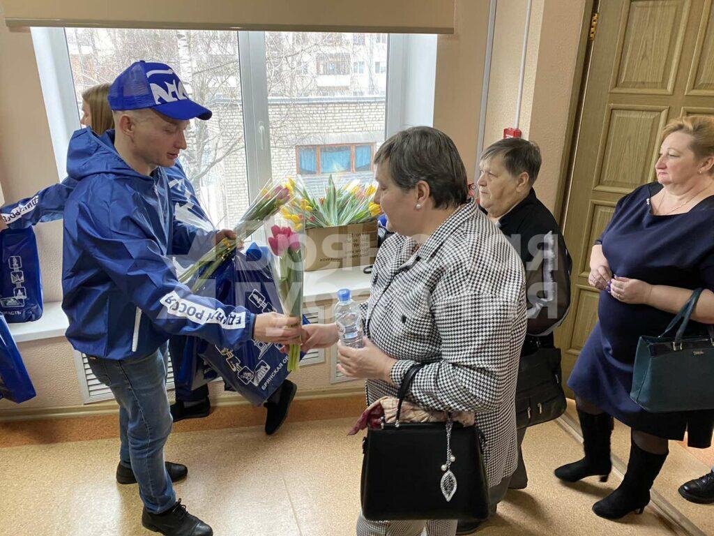 Подарок матери. Подарили цветы. День матери в России.
