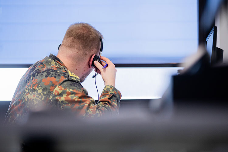    «Даже если вы включаете его на секундочку, чтобы получить СМС-сообщение и прочее, вы выдаете свое местоположение» Фото: © Rolf Vennenbernd / dpa / www.globallookpress.com