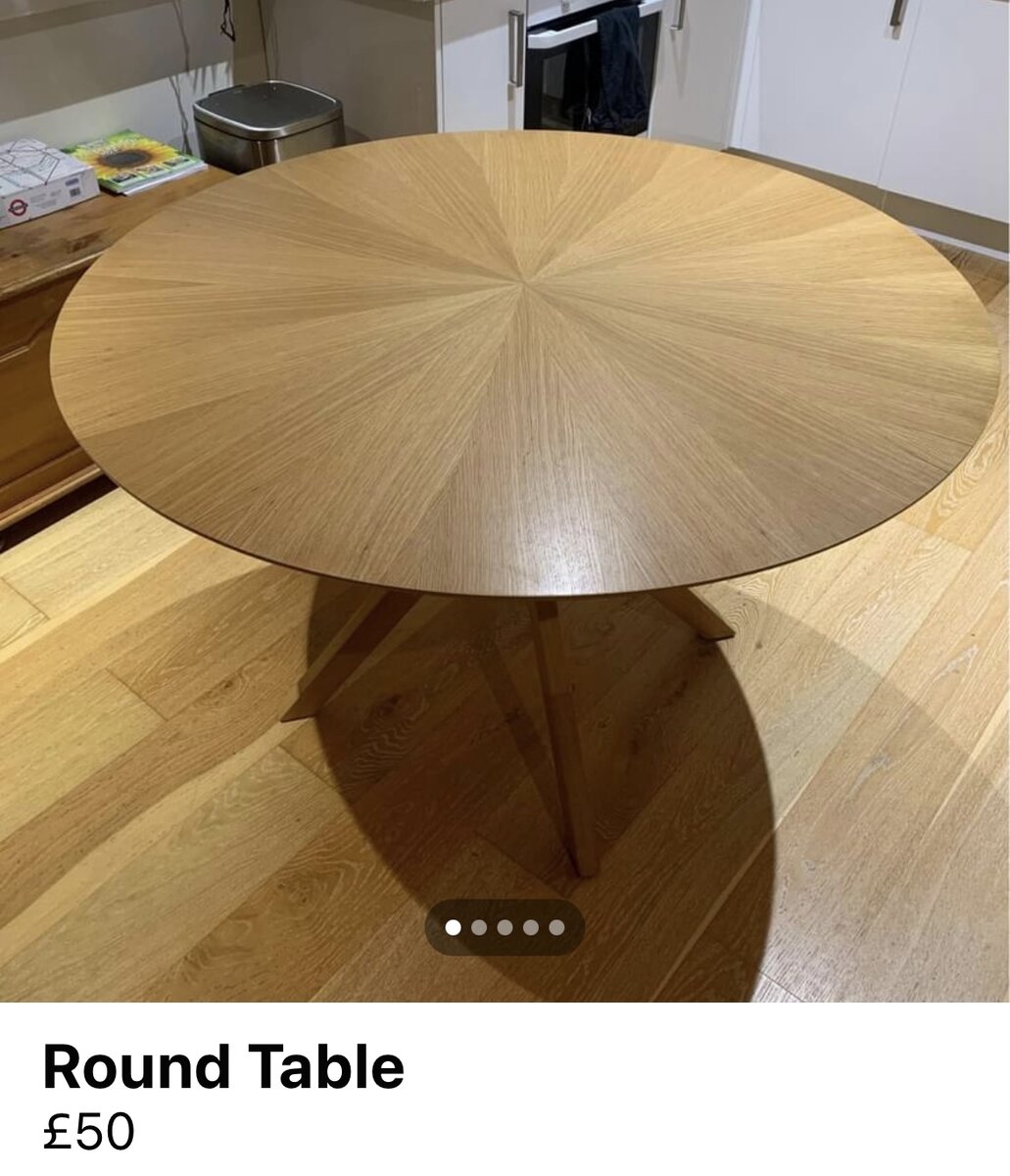 Круглый стол, который мы приобрели. Диаметр 120 см. Единственный минус - стол не раздвигается. Фотография из открытого источника. 