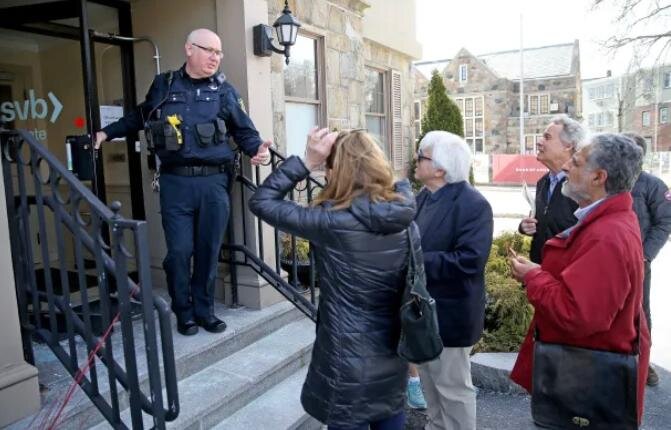 Полицейский объясняет вкладчикам банка SVB, что "силикон" закончился.