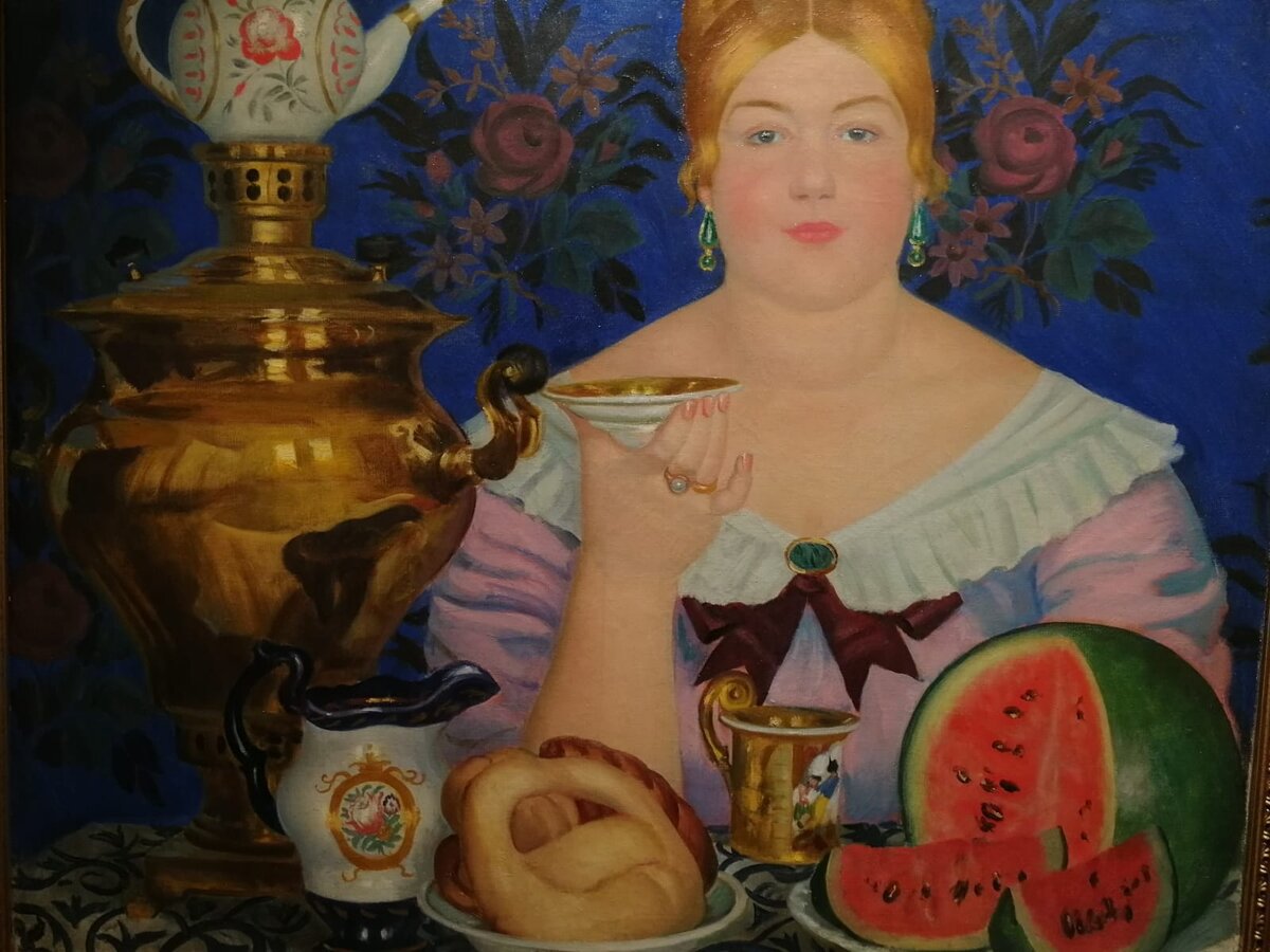 Борис Кустодиев. Купчиха, пьющая чай. 1923 год. Картина перекликается сюжетом со всем известной "Купчихой за чаем". Только на этой, более поздней картине художника купчиха еще более неподвижна, монументальна. Этакий апофеоз довольства, сытости, телесной красоты, уклада старой провинциальной России.