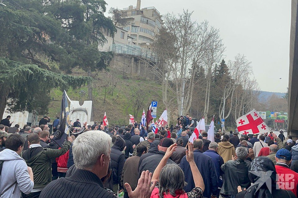     Я отправился в назначенный день и час на площадь Саакадзе, где сидит тбилисский мэр. А там… Мама дорогая. Тысячи людей. Флаги, транспаранты, речи в микрофон. Валентин АЛФИМОВ