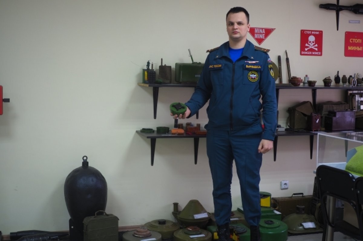    Евгений Вырупаев с образцом советской миной, которая лишила его ноги.
