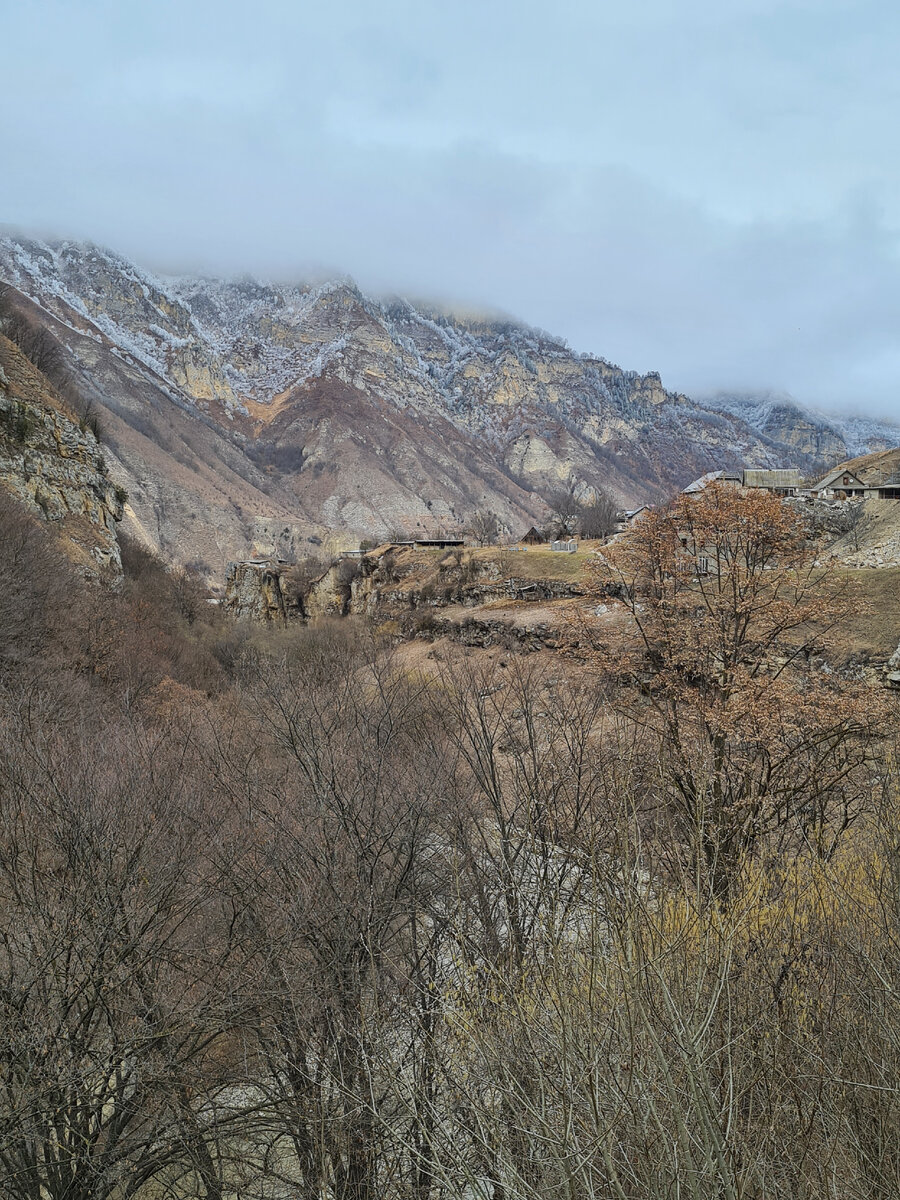 Типичный ландшафт Кабардино-Балкарии.. Наверное,в апреле- мае всё здесь смотрится по другому.