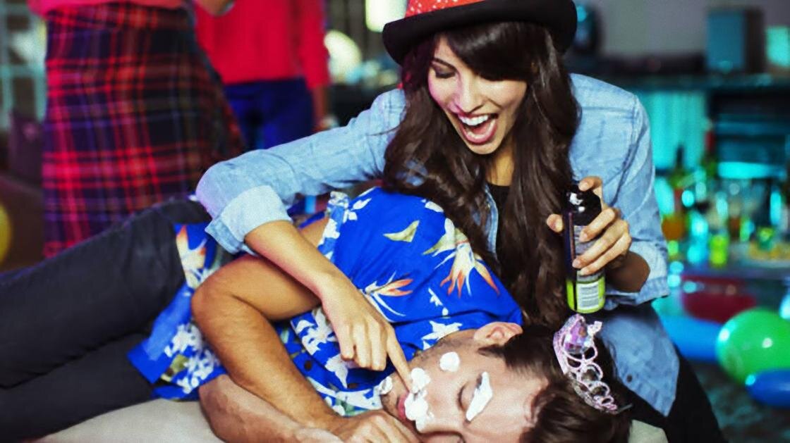    Девушка разрисовывает лицо спящему парню пеной для бритья:iStockPhoto