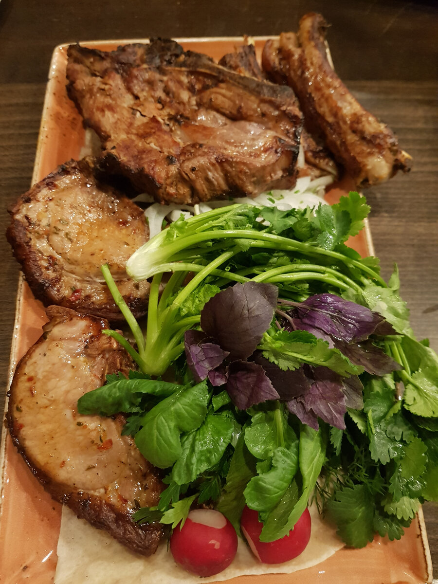 Не скромные порции в армянских ресторанчиках