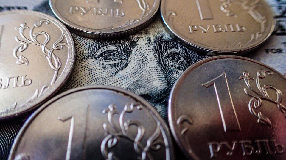     NI: стремление Запада "сжечь" рубль привело к укреплению экономики РФ Известия/Александр Полегенько