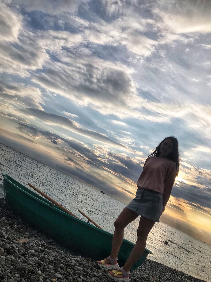 Фоткал девушку на набережной 