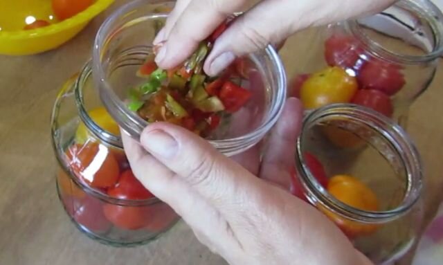 Как приготовить томаты в собственном соку в домашних условиях
