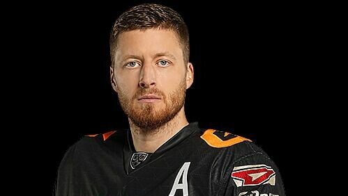     Всего в список попали три хоккеиста.