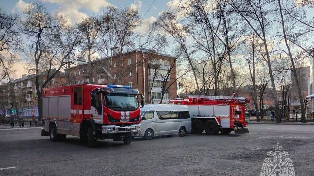    В Абакане женщина припарковала микроавтобус у ворот для выезда пожарной техники и не захотела убирать его. Пожарные решили проучить автоледи.