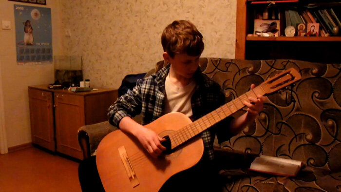     Первая гитара.