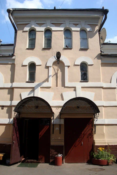 Старинное историческое здание задаёт настроение