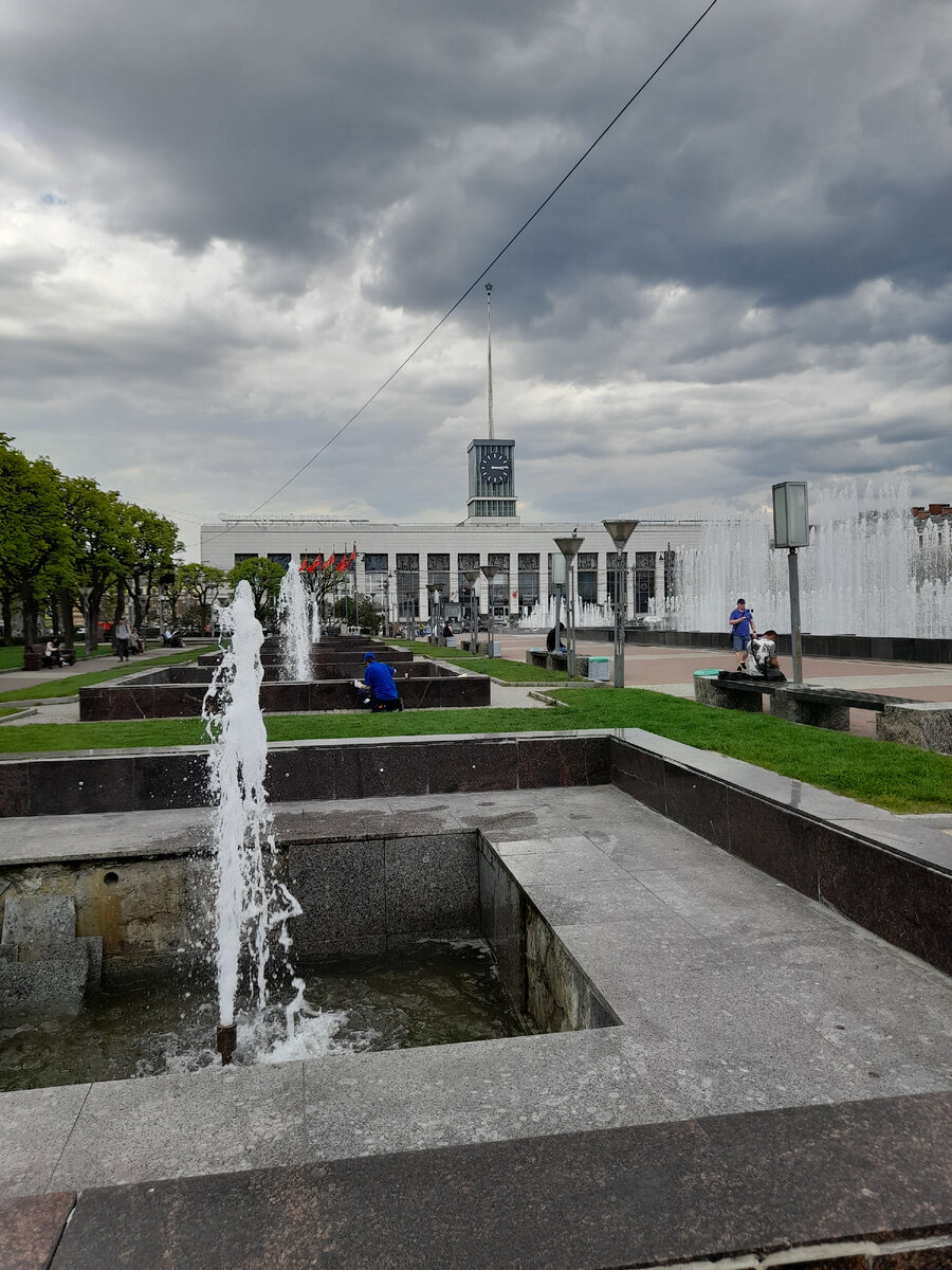 Фонтаны у Финляндского! Пригожий солнечный день в Питере. Приятно находится в освежающей прохладе водных струй!