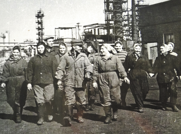 Советские рабочие люди. Советские люди на заводе. Люди идут на завод. Рабочие идут на завод. Проходная что в люди вывела меня
