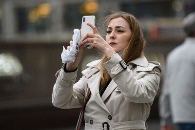    Девушка снимает фото на смартфон весной в Москве ©Пелагия Тихонова РИАМО